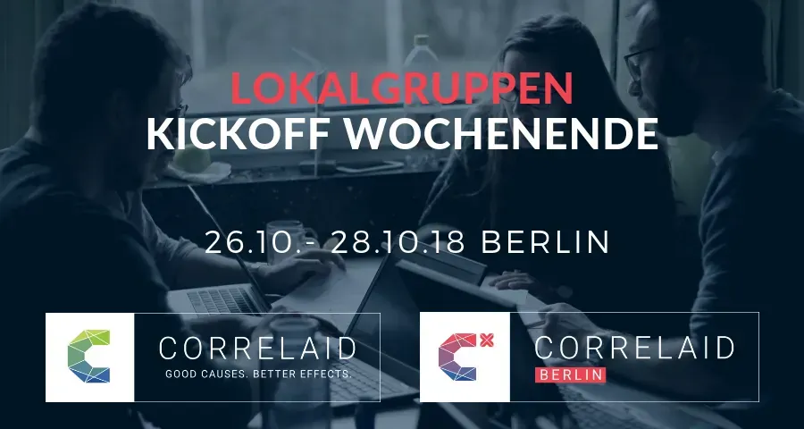 Eine Gruppe von Menschen sitzt an einem Tisch zusammen und diskutiert. Das Foto ist mit einem dunkelblauen Overlay überlegt, auf dem in weißer Schrift das Lokalgruppen Kickoff Wochenende beworben wird. Dieses findet vom 26.10 - 28.10.2018 in Berlin statt. Unten noch das CorrelAid Logo sowie das Logo der CorrelAidX Lokalgruppe Berlin.