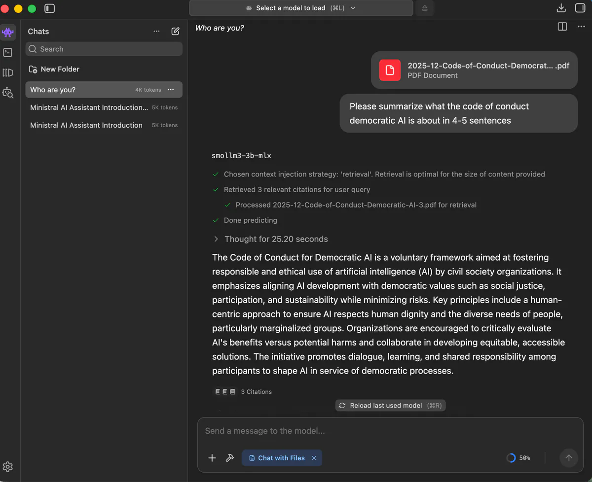 Chat-Oberfläche, auf der eine KI ein PDF-Dokument mit dem Titel „Verhaltenskodex für demokratische KI“ in 4–5 Sätze zusammenfasst. Der Chat zeigt die Strategie zur Kontexteinbindung und Details zum Abrufprozess; genauer gesagt wurde das PDF in den Chat hochgeladen.