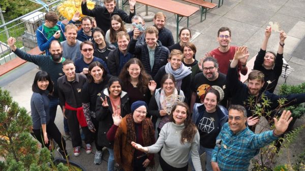 Eine fröhliche Gruppe an Menschen, die an der CorrelCon 2024 teilgenommen haben.