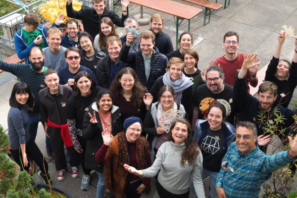 Eine fröhliche Gruppe an Menschen, die an der CorrelCon 2024 teilgenommen haben.