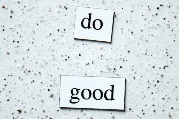 two text "pieces" against a white-grainy background. they say "do" and "good". 