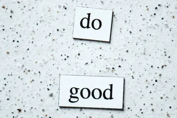 two text "pieces" against a white-grainy background. they say "do" and "good". 