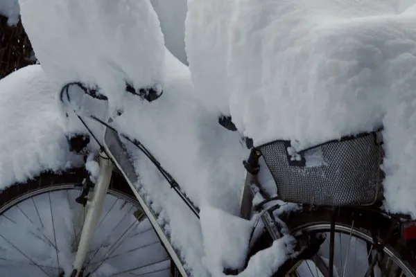 Ein schneebedecktes Fahrrad.
