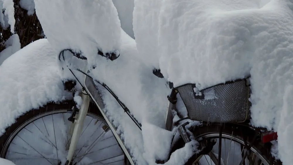 Ein schneebedecktes Fahrrad.