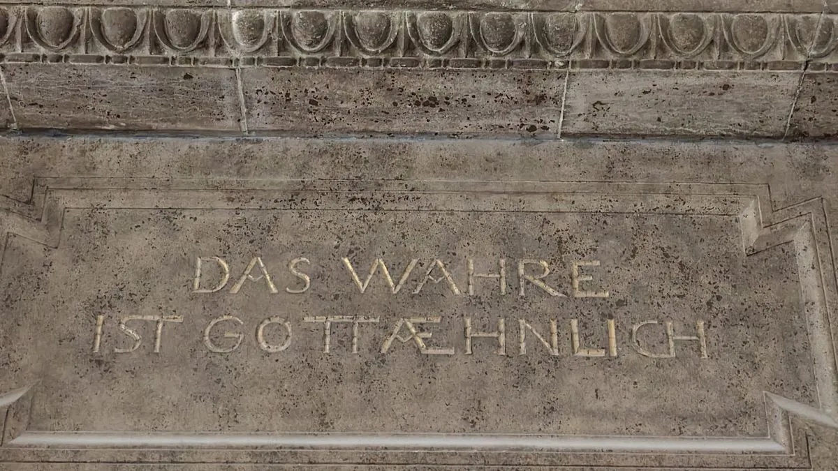 Stone inscription reading "DAS WAHRE IST GOTTÄHNLICH" ("The true is godlike"), CorrelAid. CC BY 4.0.