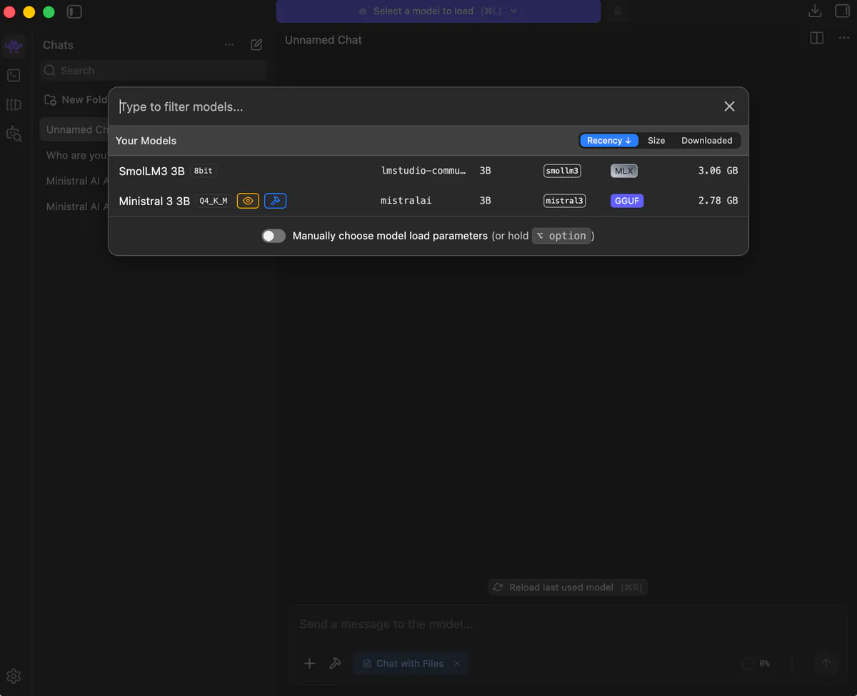 Dropdown-Menü zur Modellauswahl, in dem die verfügbaren Sprachmodelle aufgelistet sind, mit Optionen zum Filtern nach Aktualität, Größe oder Download-Status. Es werden zwei konkrete Modelle angezeigt: SmolLM3 3B und ein weiteres Modell von MistralAI.