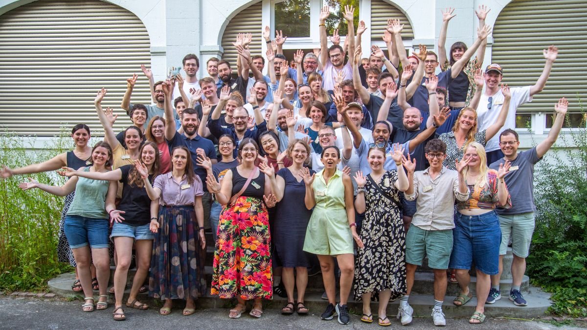 Gruppe von CorrelCon-Teilnehmenden auf einer Treppe vor einem Gebäude